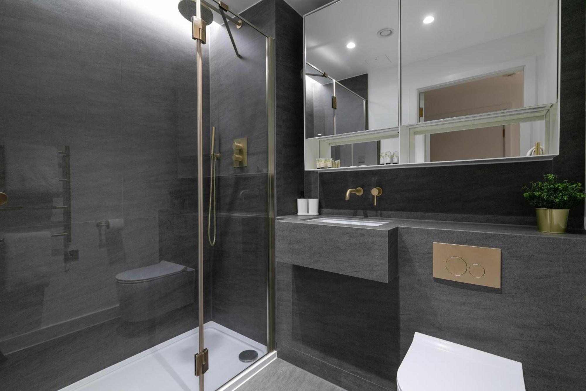 Kings Cross - Luxury 3 Bed Apartment, Private Balcony * Londra