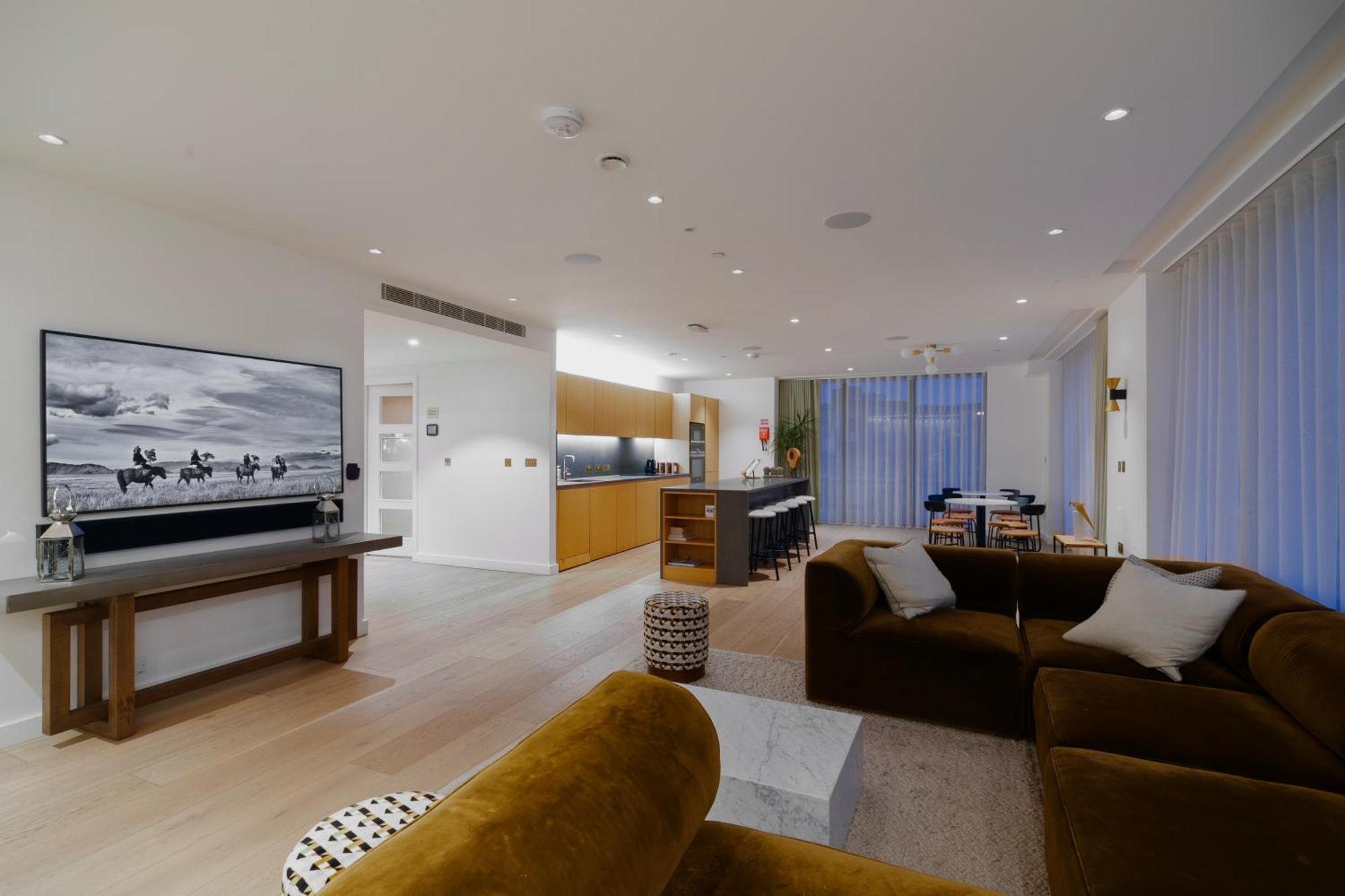 Kings Cross - Luxury 3 Bed Apartment, Private Balcony * Londra